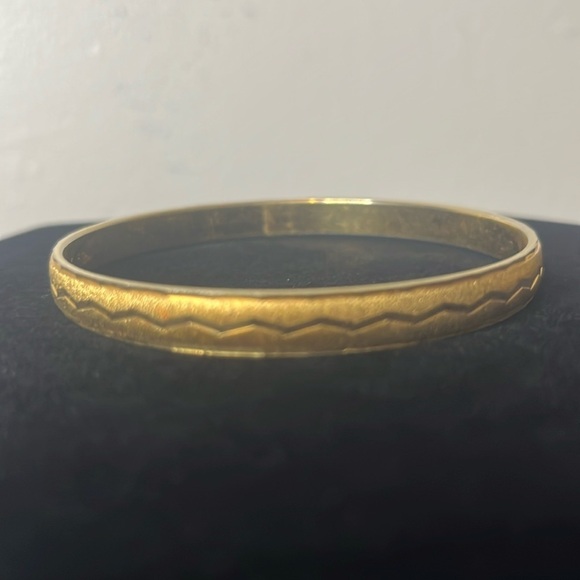 Signed Vintage 1980s Monet Textured Gold Tone Etched Zig Zag Bangle Bracelet - Picture 2 of 5